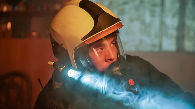 林柏宏身穿全套装备，英勇深入火场救援。（公共电视、myVideo提供）