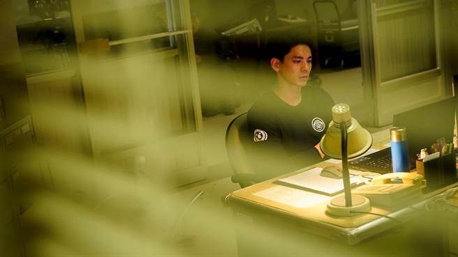 林柏宏饰演患有「创伤后压力症候群」的消防员。（公共电视、myVideo提供）