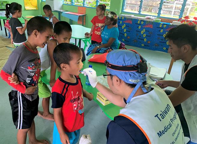 中山医学大学附设医院2019年展开吐瓦鲁全国学童口腔卫生保健计画。（中山附医提供／冯惠宜台中传真）