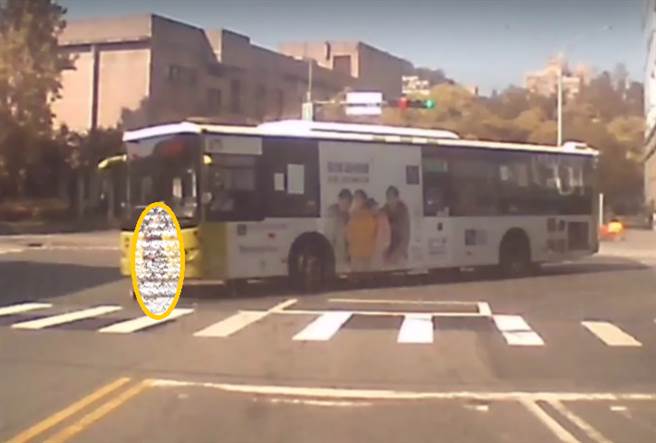 北市98岁老妇过马路遭公车辗毙。(陈鸿伟翻摄）