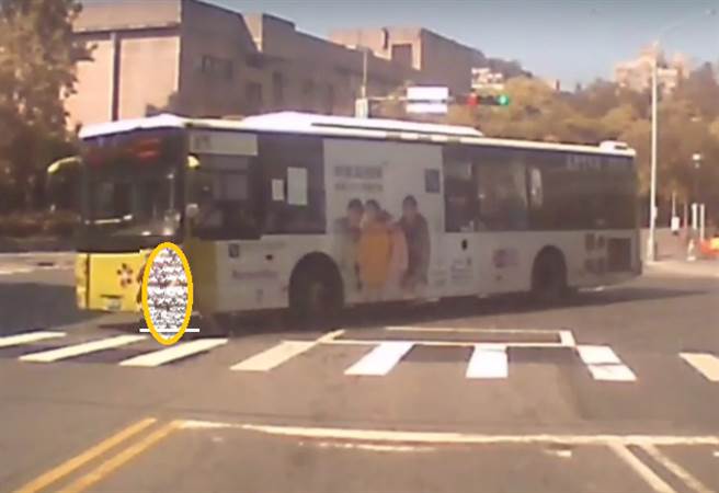 北市98岁老妇过马路遭公车辗毙。(陈鸿伟翻摄）