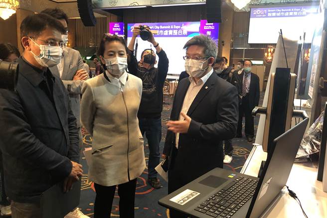 台北市副市长黄珊珊（中）参观中保科摊位，由副董事长林建涵担纲解说。（中保提供）