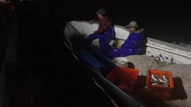 金門籍「渤海一號」漁船15日晚間在后江灣海域1.1浬處作業，因引擎故障失去動力，在海上隨波漂流，金門海巡隊據報火速趕往救援，連夜安全拖回后豐港。（金門海巡隊提供）