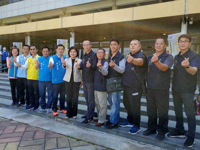 由夜市摊贩（图右）组成的云林夜市慈爱会再为中低收入户请命，云林县是全国第一个中低收入户火化费和塔位费都免费的县。（周丽兰摄）