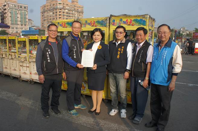 云林夜市慈爱会陈鸿荣（左二）2016年12月陈情时任立委的张丽善（左三）。（资料照片／周丽兰摄）