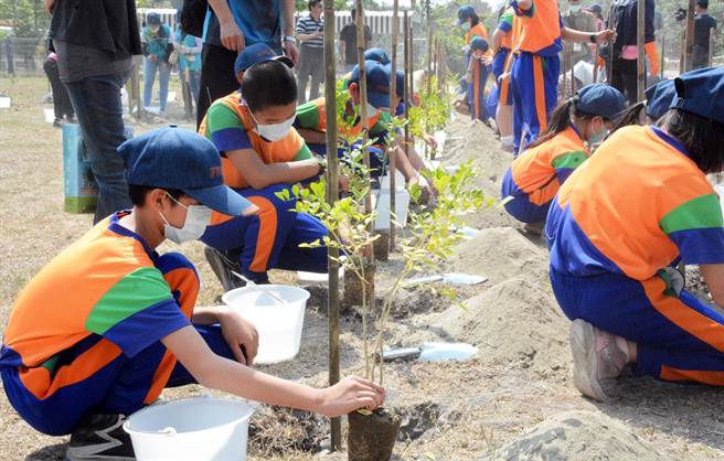配合屏东林管处植树活动，凌云国小学生种下台湾原生种苗木。（林和生摄）