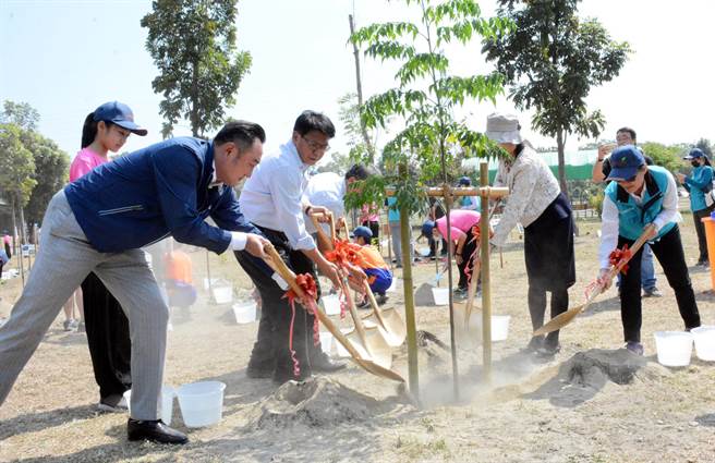 屏东县长潘孟安（左二）配合屏东林管处植树活动，在高屏溪河滨宠物运动公园种下台湾原生种苗木。（林和生摄）