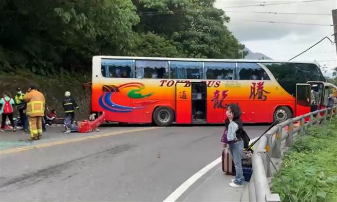 苏花公路东澳段游览车撞山壁，多人受伤。（图／民眾提供）