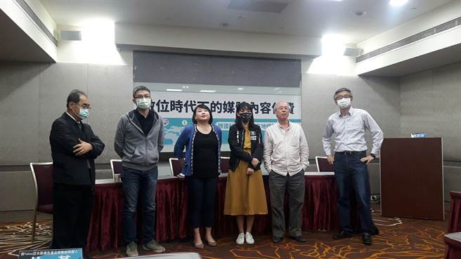 澳洲日前推动《新闻媒体议价法》，强制Google、FB「付费转载新闻」，引发各国关注是否也将提出类似修法。但民眾党今邀产官学界座谈，与会者多悲观认为，台湾市场规模的力量，恐怕还没大到让Google、FB等网路巨擘妥协。(朱真楷摄)