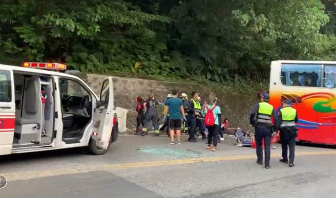 受伤乘客满脸鲜血坐在车外等待救援。（图／民眾提供）