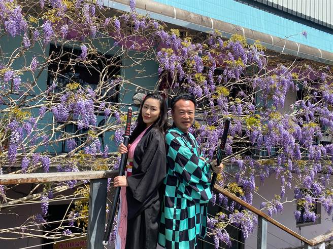 嘉義縣長翁章梁16日化身成鬼滅之刃角色炭治郎（右），與網紅邦妮扮演的彌豆子（左）為紫藤花季揭開序幕（張亦惠攝）