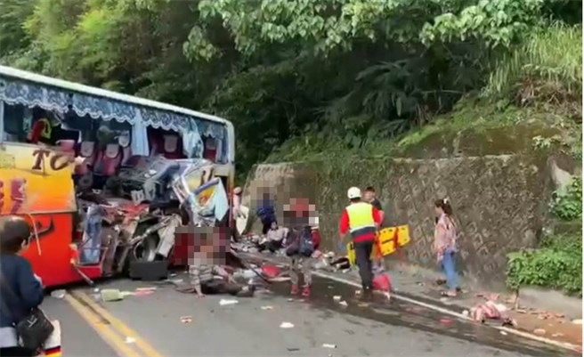 苏花公路游览车撞山壁，运安会赶赴现场调查。(民眾提供)