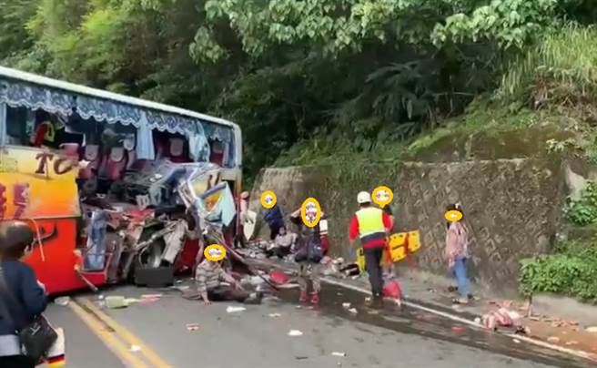 受伤乘客满脸鲜血坐在车外等待救援。（图／民眾提供）