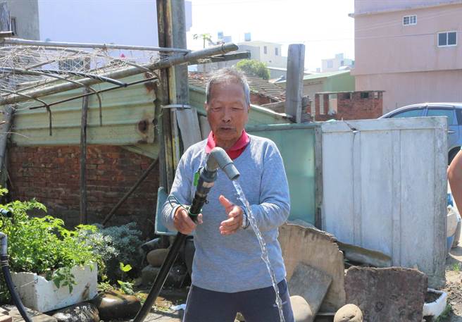 苗栗通霄新埔沿海地区拥有天然涌泉，近逢乾旱，当地居民不担心缺水，也热于分享大自然的恩赐。（巫静婷摄）