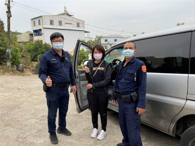歐女依衛星導航開車誤入產業道路，發現異常要往返時不小心車輪就卡山丘，感謝警方迅速協助脫困。（警方提供／林雅惠高雄傳真）