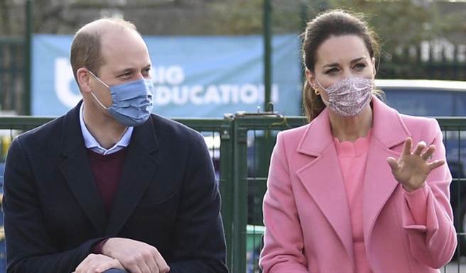 剑桥公爵夫人凯特和夫婿威廉王子3月11日公开露面，造访东伦敦的一所中学。（美联社）