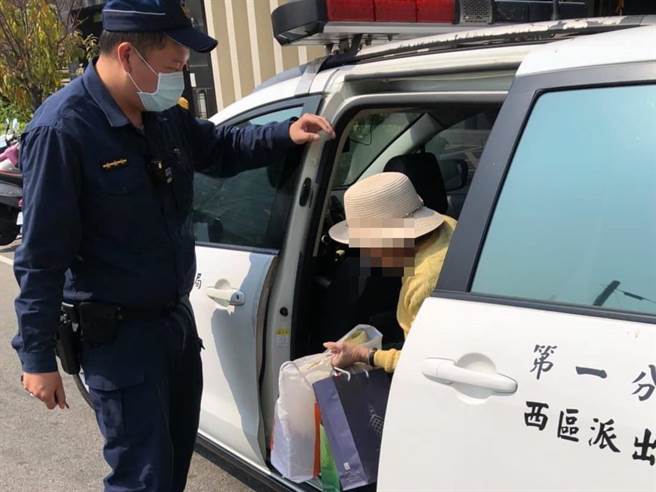 90歲的失智老婦在台中市西區徘徊街頭，警方根據愛心手鍊幫她找到回家的路。（警方提供／陳淑芬台中傳真）