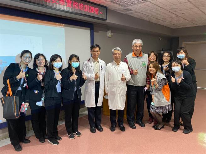 為恭紀念醫院邁入新里程，提升醫療照護團隊的「死亡識能」，落實社區安寧在宅醫療服務。（為恭醫院提供／何冠嫻苗栗傳真）