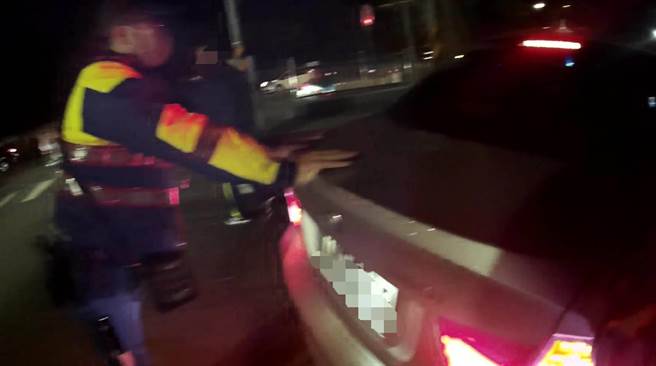 30歲許姓男子因車輛水箱破洞拋錨，熱心員警協助推到路旁。（警方提供／賴佑維桃園傳真）