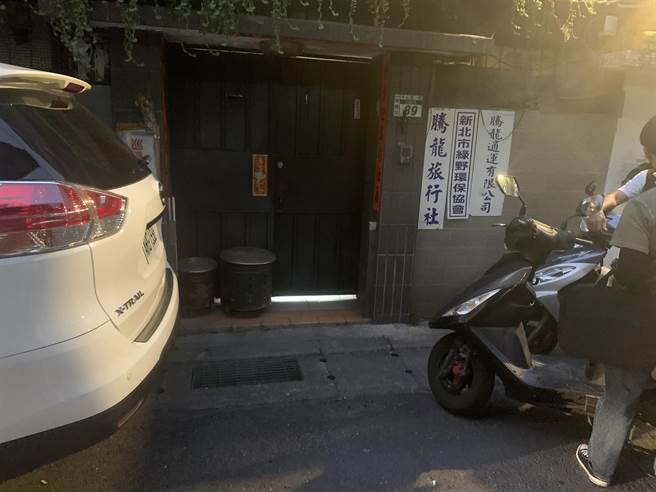 腾龙旅行社陈姓负责人下午即赶到现场处理。（王扬杰摄）