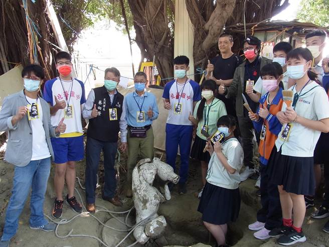 云林县北港镇北港国中美术考古课程，师生挖出国宝级工艺师江清露「美女倒水」泥塑。（张朝欣摄）