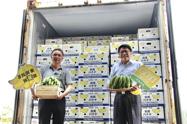 （屏东县长潘孟安(右)参加香蕉销日启动仪式。图／屏东县政府提供）
