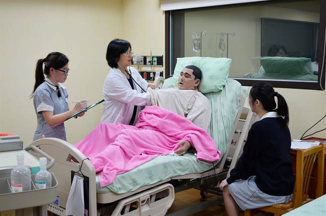 长庚科大教授透过拟真病人身上的参数，设计与真正病人相似的疾病与症状，教导学生如何进行健康评估与护理措施，提升学习成效。（校方提供／赖佑维桃园传真）