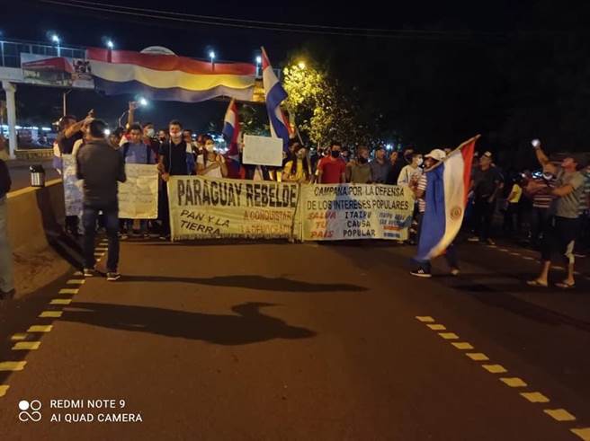 巴拉圭民眾抗议政府防疫不利，医疗卫生预算遭到滥用，抗议人士堵住高速公路，要求阿布铎总统辞职下台。（图／推特@ProtestsMedia）
