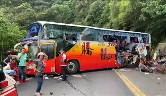 【蘇花車禍】再添1死 遊覽車東澳路段撞山壁6死39傷 （翻攝畫面）