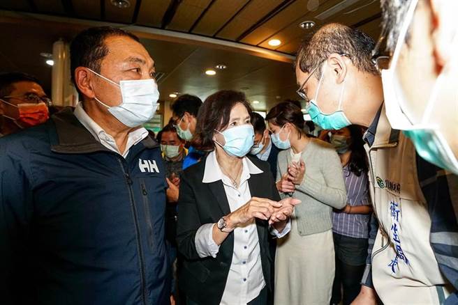 新北市長侯友宜今(16日)晚間趕赴宜蘭，陪同宜蘭縣長林姿妙，探視遊覽車車禍傷者。（李忠一攝）
