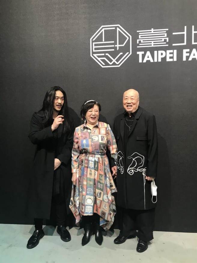 设计师郭玮（左起）开心促成陈淑芳及铁孟秋两位老友重逢。（17LIVE提供）