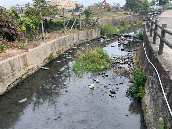 外埔六分里绿廊道北岸护堤，整治前部分塌陷。（李文杰提供／陈淑娥台中传真）