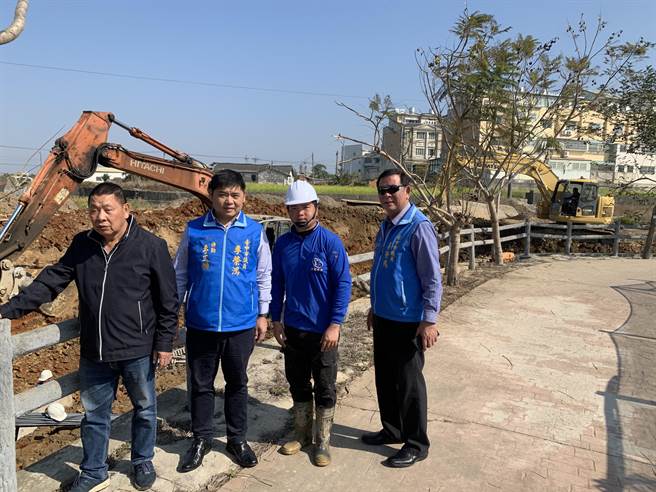 市议员李荣鸿与特助李文杰16日至现场视察工程品质。（李文杰提供／陈淑娥台中传真）