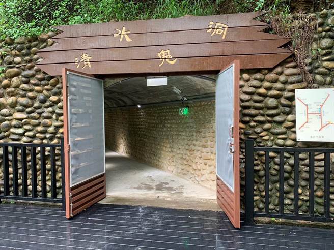 知名观光景点清水鬼洞即日起重启开放，市府提醒民眾配合防疫措施，落实实名制并佩戴口罩。（台中市建设局提供／陈淑娥台中传真）