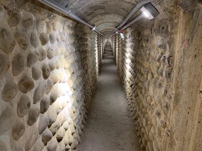 知名观光景点清水鬼洞即日起重启开放，市府提醒民眾配合防疫措施，落实实名制并佩戴口罩。（台中市建设局提供／陈淑娥台中传真）