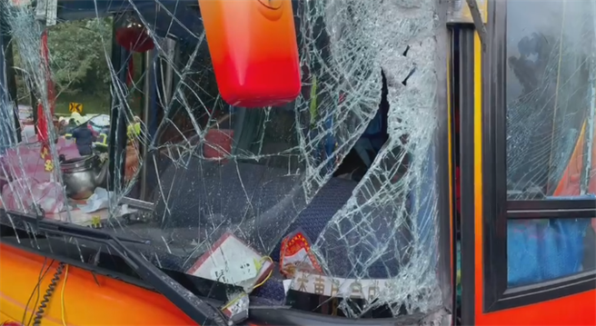 【苏花车祸】下坡过弯撞山壁6死 驾驶满头血大喊：先救车上乘客（翻摄中天新闻）