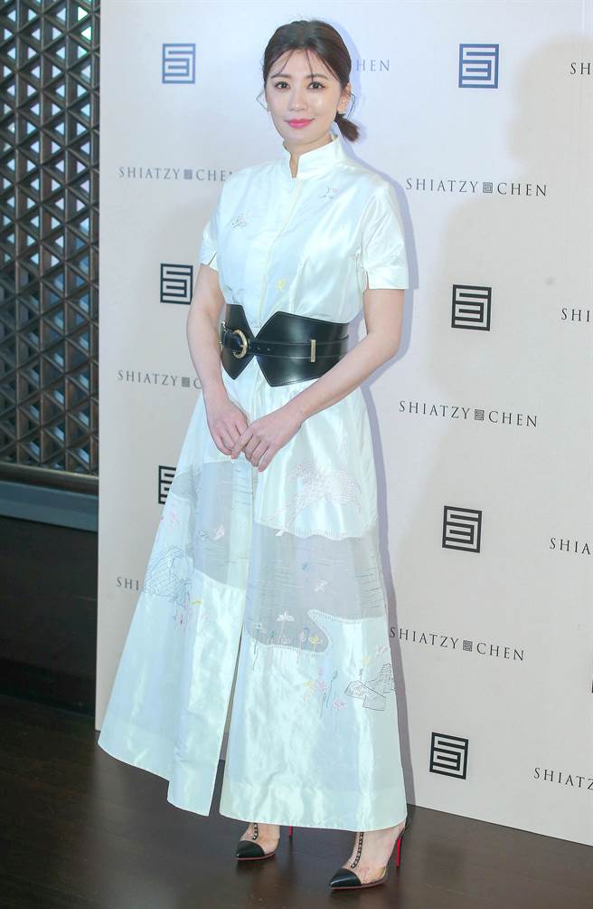 圖一：賈靜雯以一襲白色洋裝搭配黑色腰封出席SHIATZY CHEN夏姿陳慈善特賣會。（粘耿豪攝）