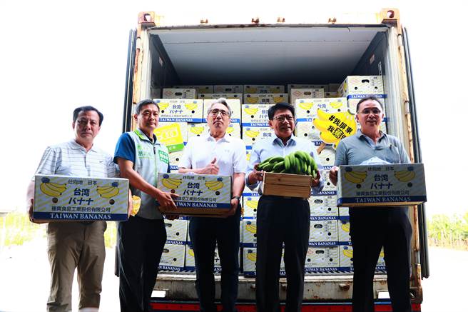 日前台灣外銷日本的香蕉，因農藥超標遭退貨，引起國際譁然，但身為香蕉生產大縣的屏東16日大動作「封櫃銷日」，強調屏東香蕉深獲日本肯定。（謝佳潾攝）