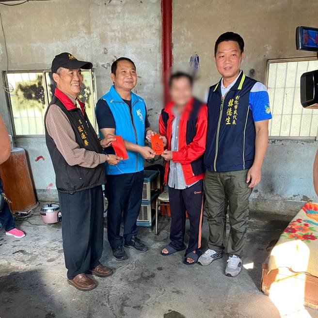 彰化在地建商维瓦第建设董事长郭进安（左）、总经理郭家绫（右）父女事业有成之余不忘心繫弱势族群、回馈社会，16日访视弱势家户，亲赠慰问金表达关怀打气，结合慈善协会和民代，本月总计将发出119份慰问金给彰化市的119户低收入户。（谢琼云摄）