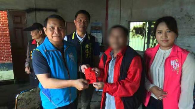 彰化在地建商维瓦第建设董事长郭进安（左）、总经理郭家绫（右）父女事业有成之余不忘心繫弱势族群、回馈社会，16日访视弱势家户，亲赠慰问金表达关怀打气，结合慈善协会和民代，本月总计将发出119份慰问金给彰化市的119户低收入户。（谢琼云摄）