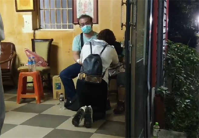 里长刘洪珠痛哭跪向死者家属道歉。（图／翻摄画面）