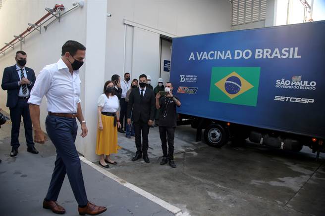 巴西圣保罗州布坦坦研究所向巴西卫生部交付一批克尔来福新冠疫苗。该疫苗由科兴公司研制，以半成品方式从中国出口，在巴西布坦坦研究所的工厂完成加工灌装。（图／路透）