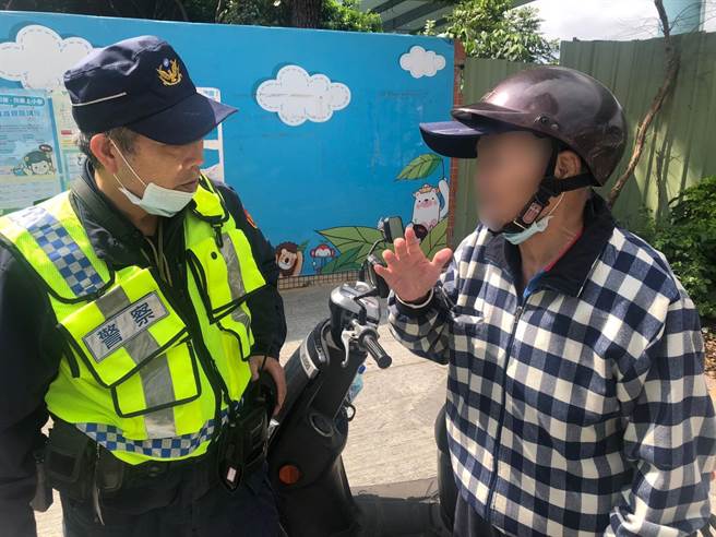 78歲賴姓老翁獨自騎車到台65線道高架橋上，被熱心駕駛民眾發現報警，所幸經員警駕駛警車護送，順利平安返家。（新莊警分局提供）