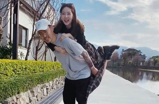 翁馨儀和張菲次子張少懷婚後育有一對兒女。(圖／翻攝自臉書)