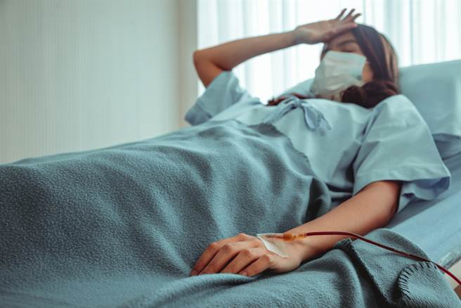 一名女網友崩潰分享，隔壁病床的情侶把醫院當做自家，天天在病床上激戰，讓她快要受不了。(達志影像/示意圖非當事人)