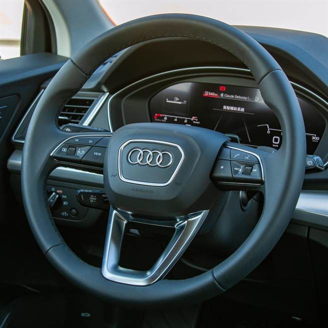 多功能方向盤提供豐富的操控功能。（陳大任攝）