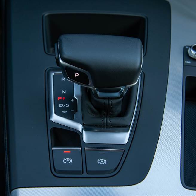 排檔座配置簡約，前方有小型置物盒。（陳大任攝）