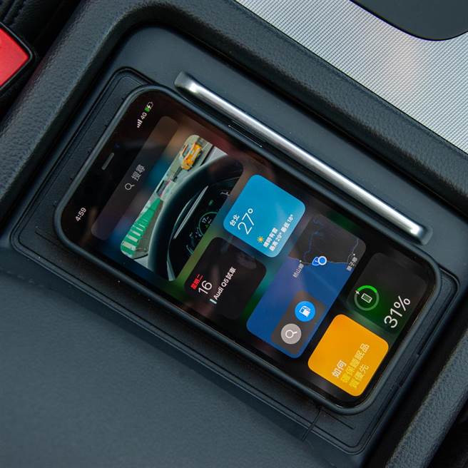 前座中央扶手有無線充電板。（陳大任攝）