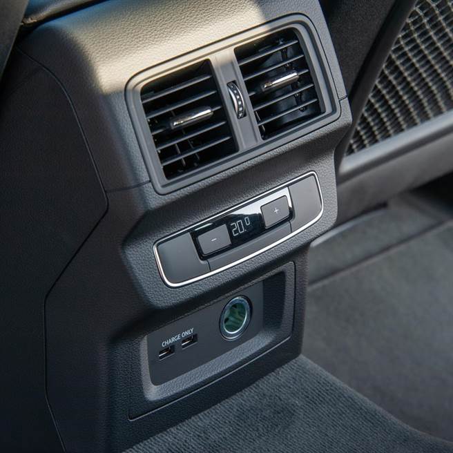 後座空調提供溫控及2個USB充電孔。（陳大任攝）