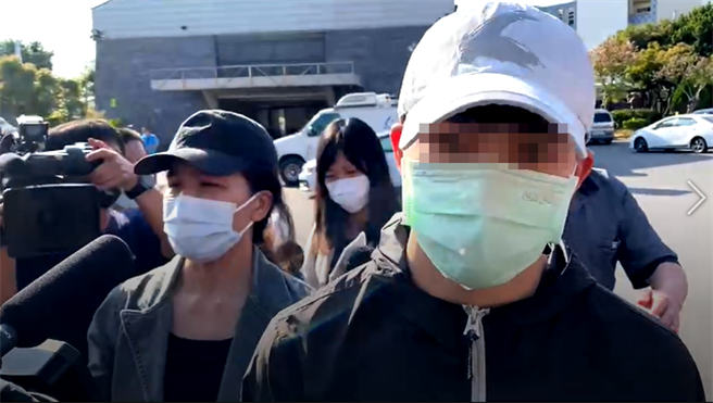 撞死23歲女騎士的張姓高中生，神隱9日後露面，但在媒體追問下一路保持沉默，其母親代為道歉並稱「小孩子嚇到了」。 （翻攝畫面）